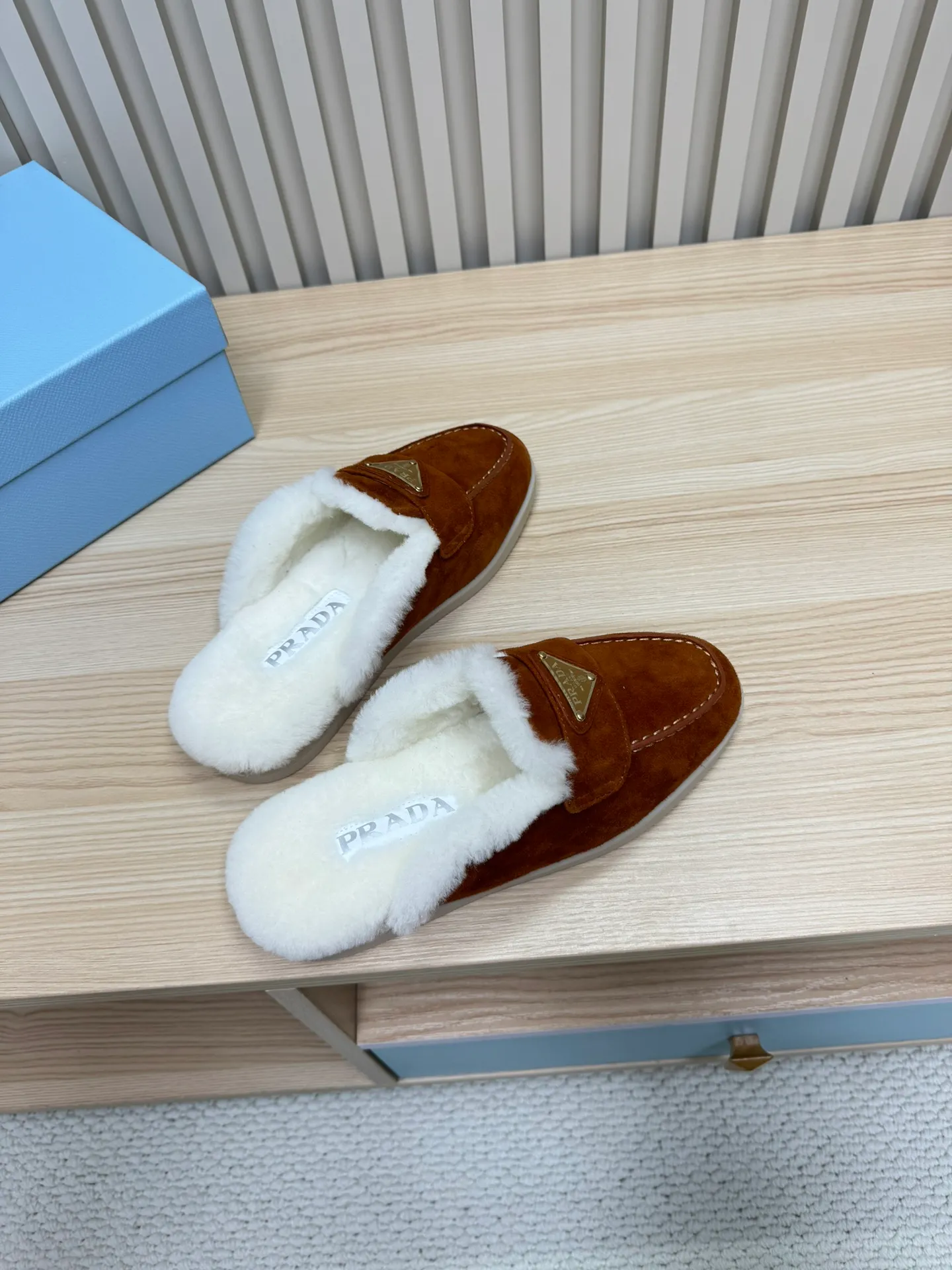 p560 🎉Prada toe-cap wool slippers, officially updated simultaneously, couple models are coming! 💑 Classic triangle buckle design, extremely fashionable. The all-wool lining and feet have excellent thermal insulation properties, allowing you to feel warm even in cold winter days. The comfortable TPU soles are extremely comfortable to wear, as if you are walking on the clouds. 😌 It is an excellent choice whether at home or out. Wear it with your significant other to show off your love and become the focus of street fashion. 💖This winter, let Prada toe-toe wool slippers accompany you, combining warmth and fashion. Come and get it now! 🛍️ Fabric: Imported frosted cowhide Lining: One-piece sheepskin imported from Australia Outsole: Original Tpu absorbent film outsole Female size: 35～41 (41 customized) Male size: 39～45 (45 customized)